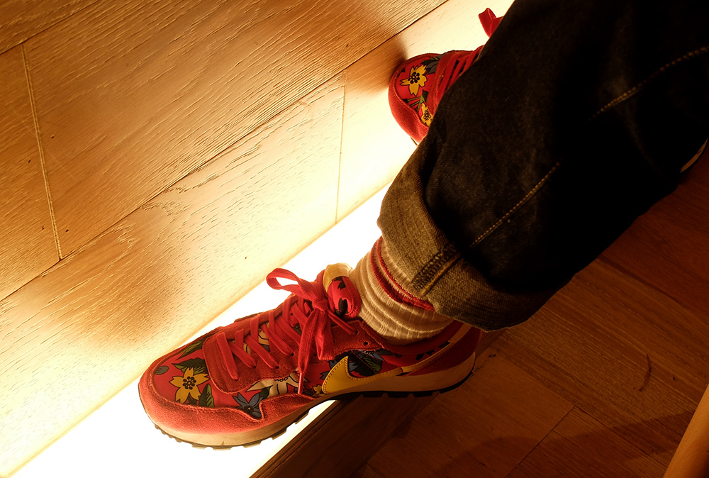 red sneakers in Japanese restaurant jud-hiroshima.com