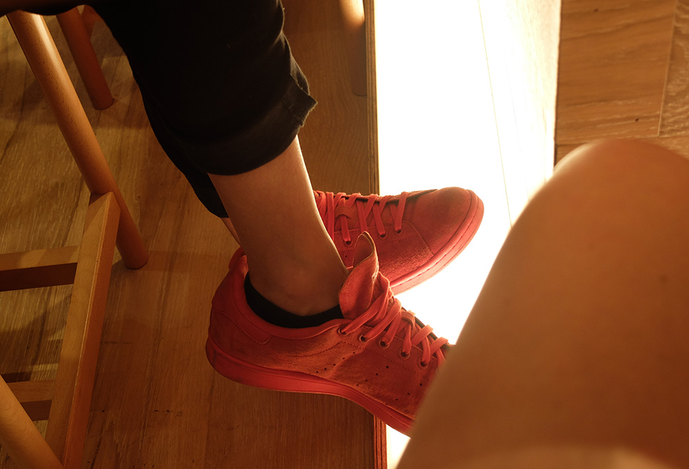red sneakers in Japanese restaurant jud-hiroshima.com