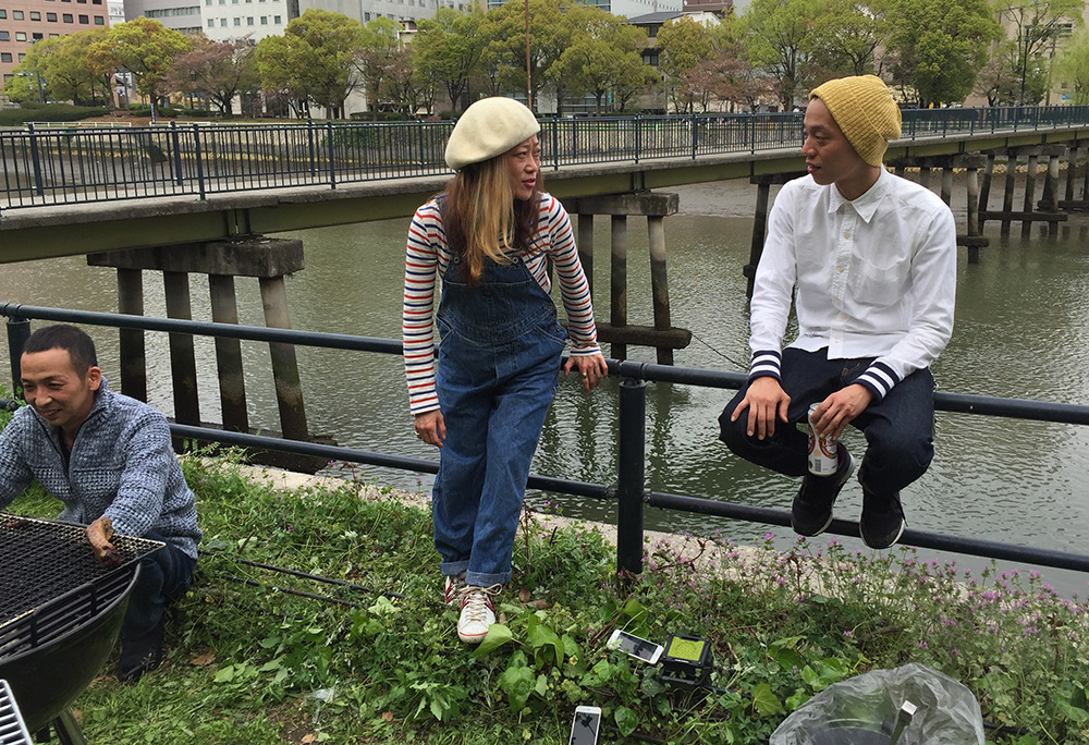 discussion sur les bords de rivière Hiroshima