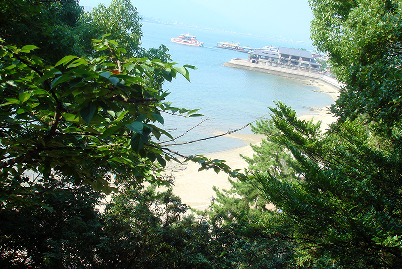 Vue sur la plage depuis le Senjokaku