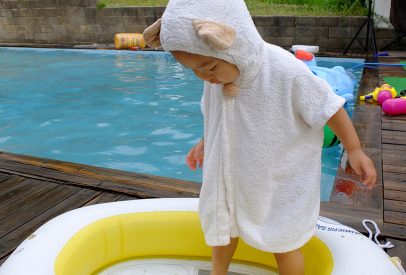petite fille japonaise capuche ourson