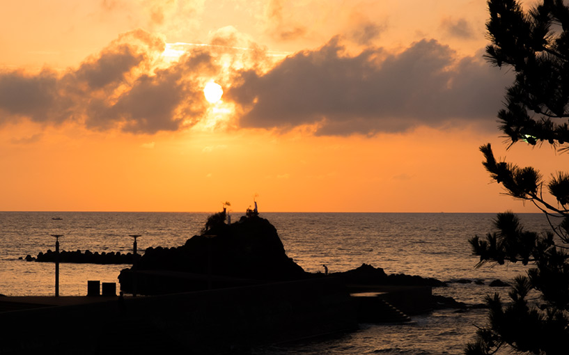 Coucher de soleil sur la plage Kokufu Hamada Japon