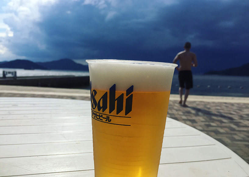 Bière Asahi sur la plage de Saka bayside beach