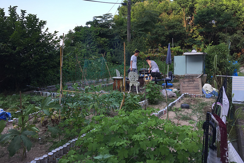 dans le jardin de la maman de Kotoe