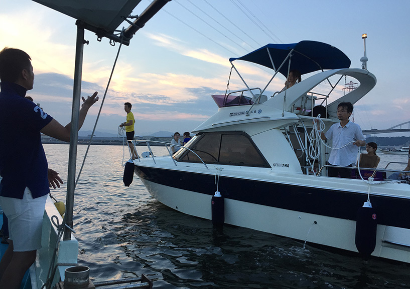 Un premier bateau nous rejoint