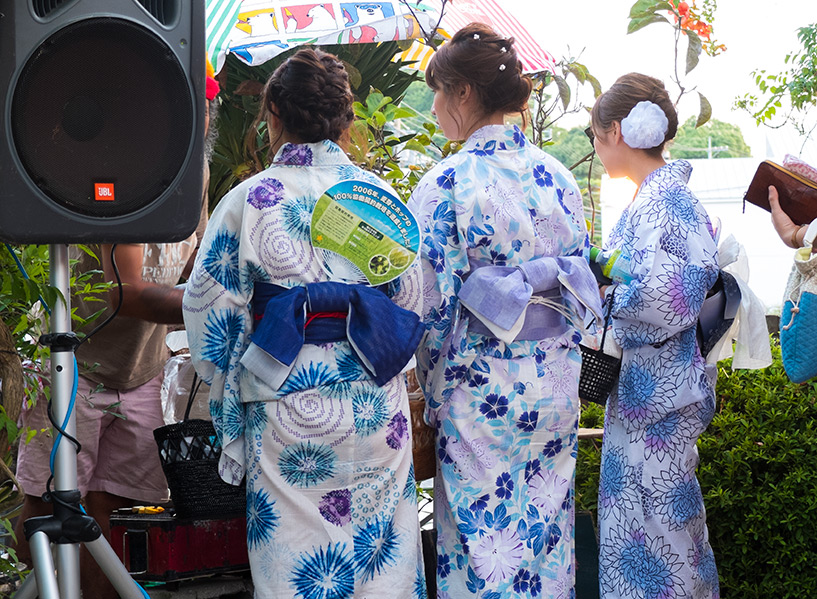 des filles en yukata à côté des enceintes sur du son reggae