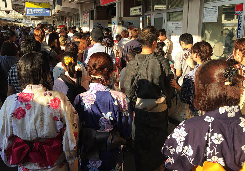 arrivée sur les quais bondés de Miyajima-guchi pour les hanabi