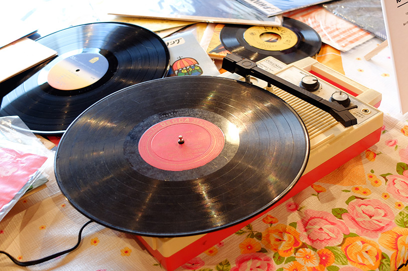 Platine à disposition pour écouter les vinyles