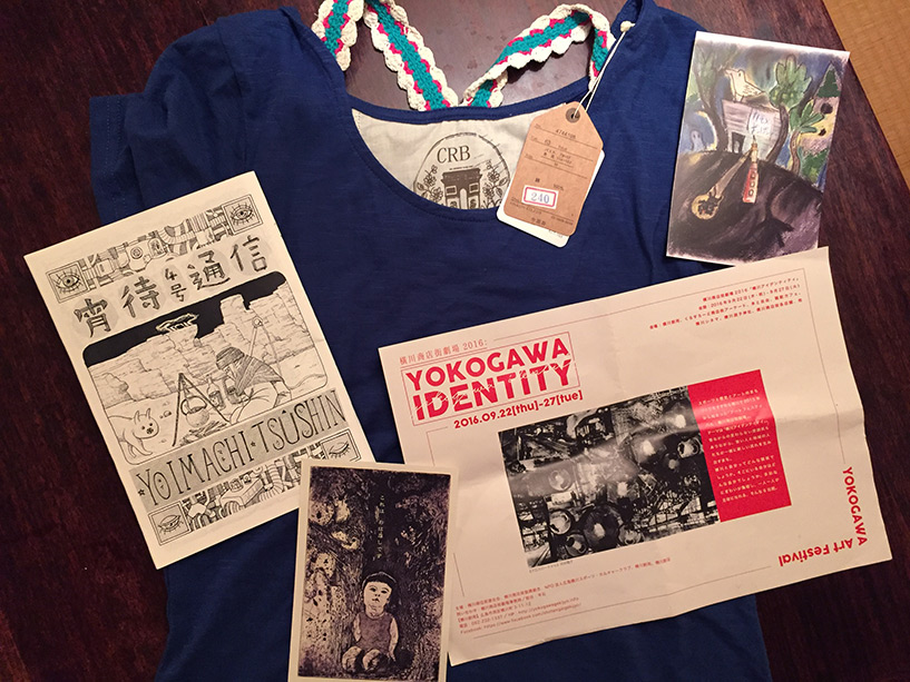 Poster du festival, fanzines et cartes postales, un t-shirt à 2 euros acheté dans un bazar