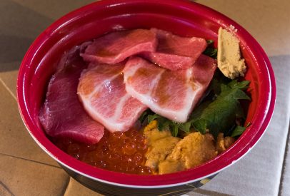 chirashi d'oursin, oeufs de saumon et thon