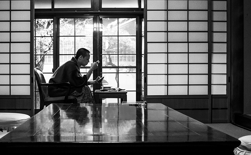en yukata dans la chambre de ryokan
