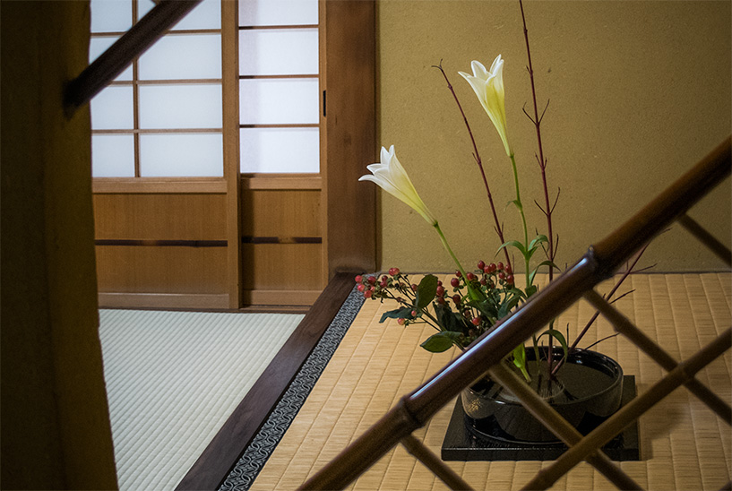 les fleurs dans le tokonoma au ryokan