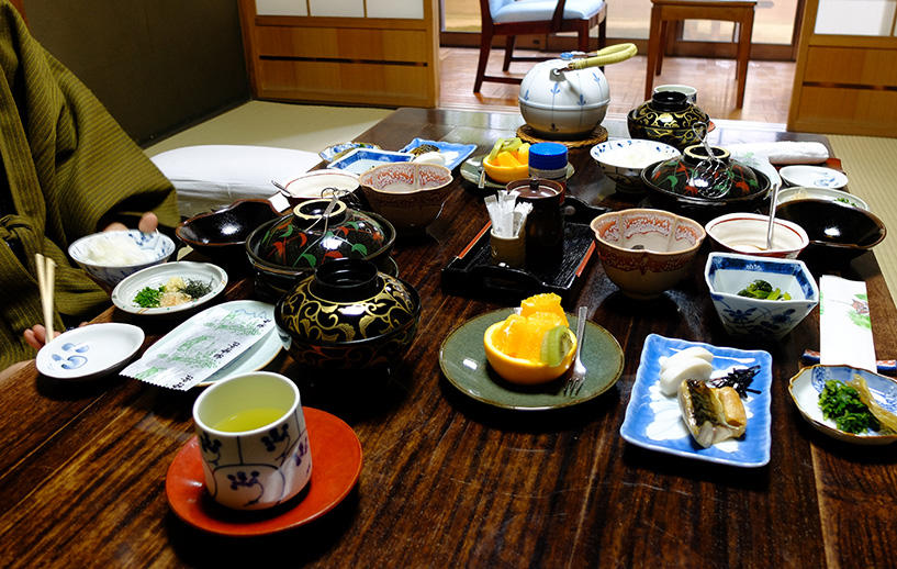 petit déjeuner dans la chambre de ryokan