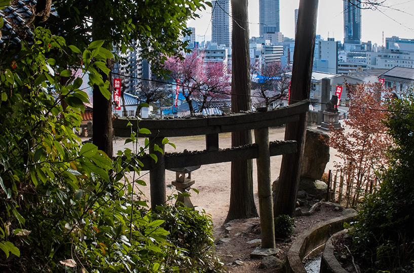 torii de pierre au sanctuaire Onaga Tenmangu, Hiroshima