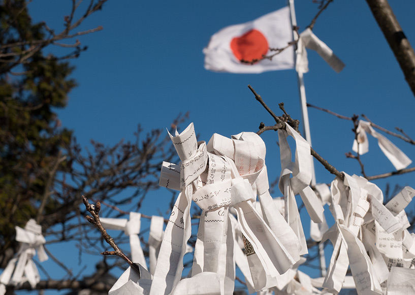 omikuji et drapeau japonais