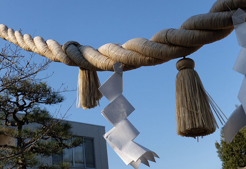 Corde "shimenawa" et papier "shide", sanctuaire shinto Japon
