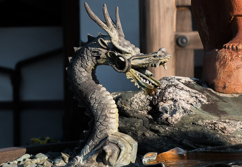 Statue de dragon temple bouddhiste Japon