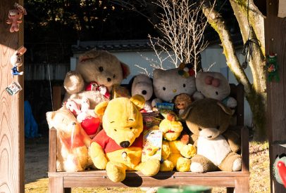 peluches dans un temple bouddhiste