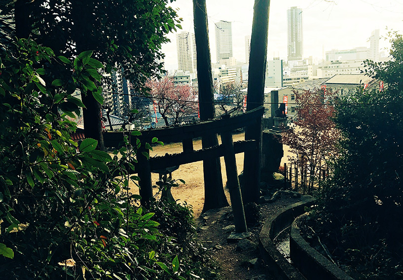torii de pierre au sanctuaire Onaga Tenmangu, Hiroshima