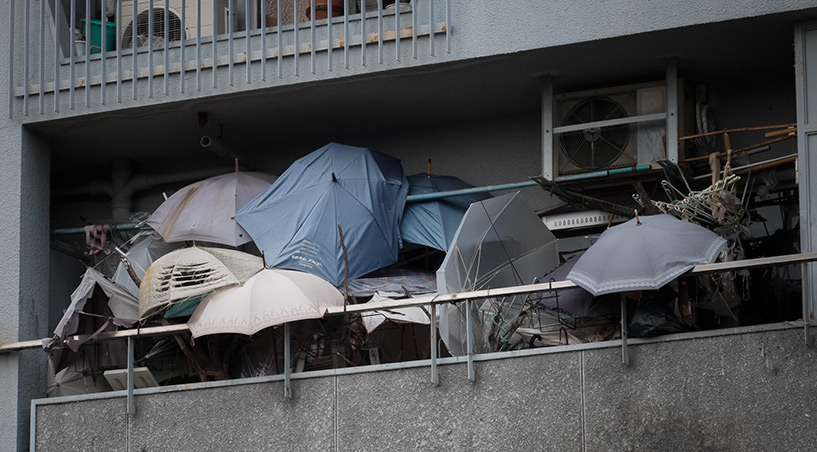 Balcon couvert de parapluies cassés, Hiroshima, Japon