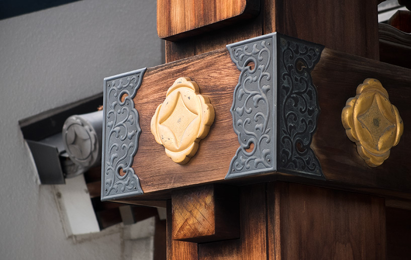 dorures sur le portail du temple Anraku-ji, Hiroshima