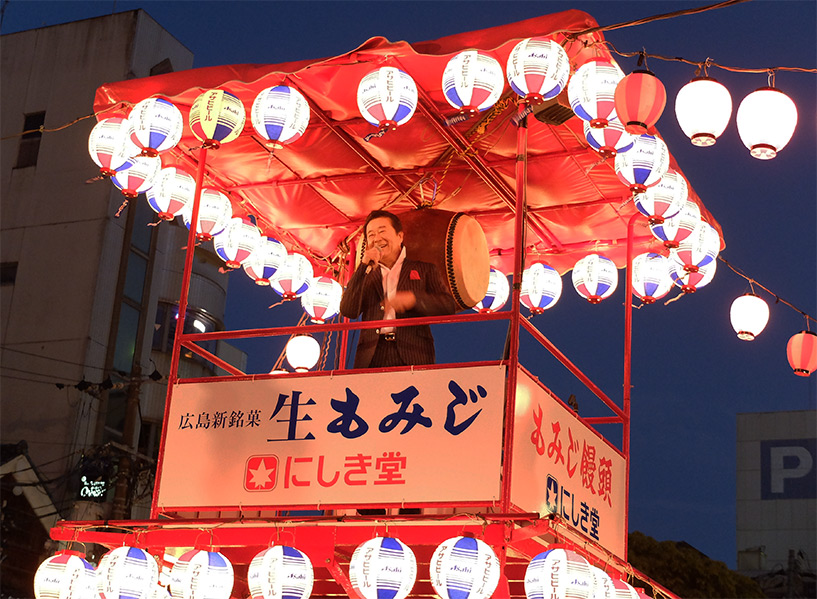 Issei Minami sur le yagura, lampions Asahi