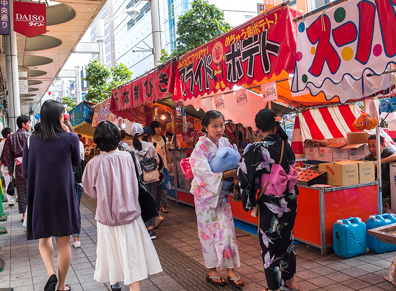 Yatai et filles en yuakata, Tokasan matsuri, Hiroshima