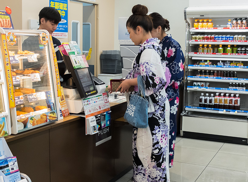 files en yukata au conbini