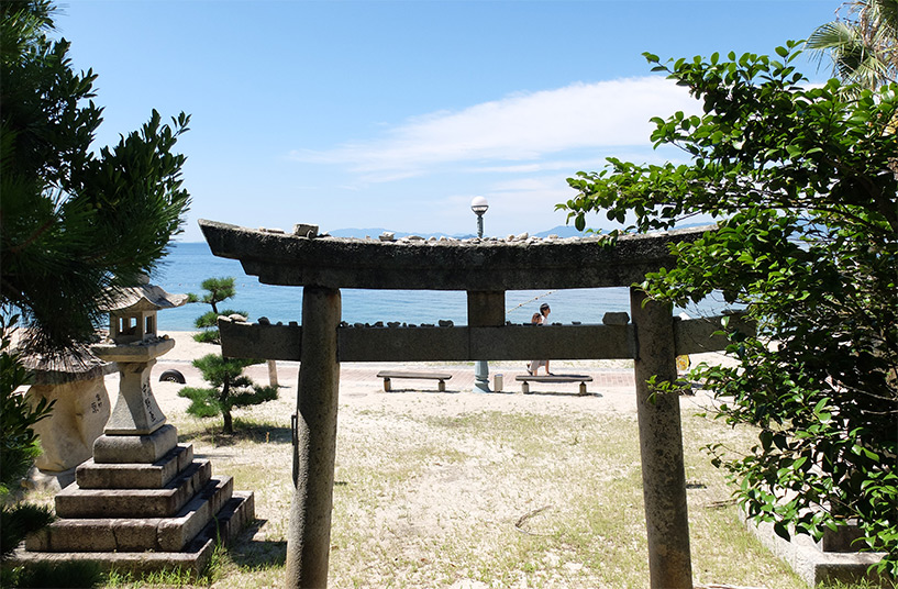 torii de pierre, sanctuaire shinto sur la plage d'Etajima