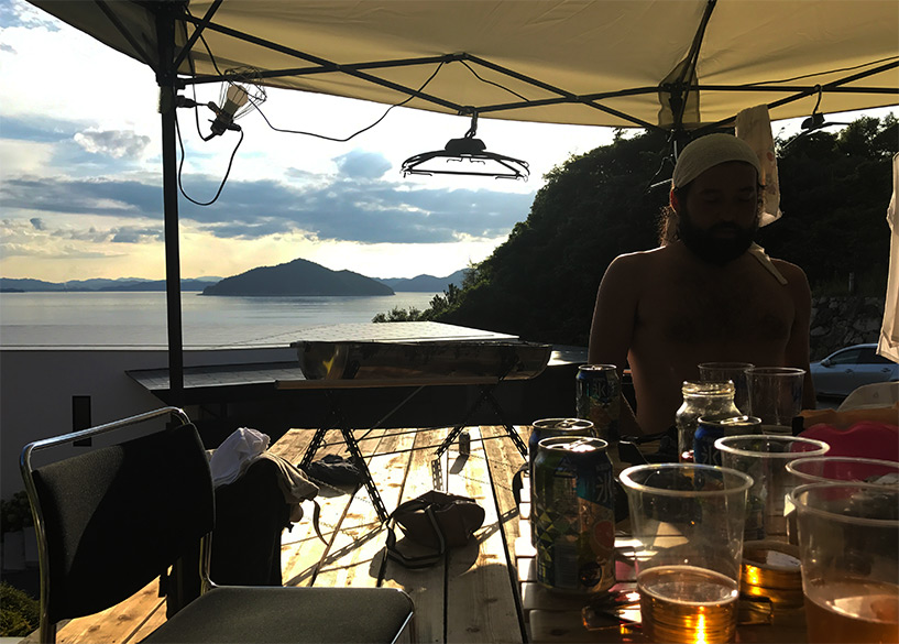 sur la terrasse d'une villa à Etajima, Japon