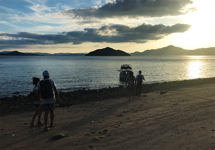 plage et bateau sur Etajima, mer intérieure de Seto