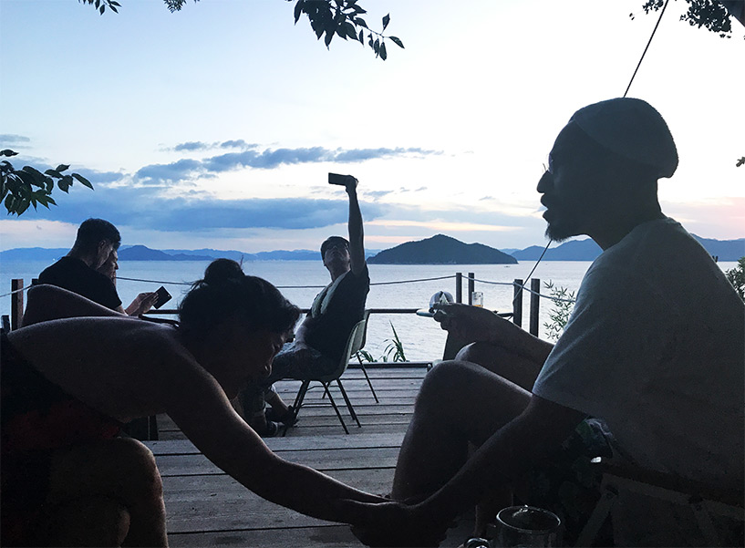 Début de soirée en terrasse sur l'île d'Etajima, Hiroshima, Setonaikai