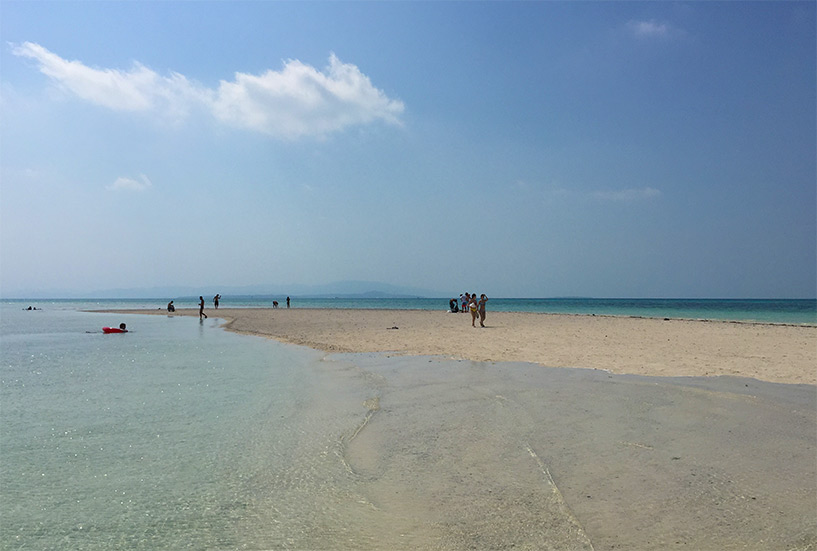 îlot de sable en pleine mer, Kondoi Beach, Taketomi-jima, Okinawa, Japon