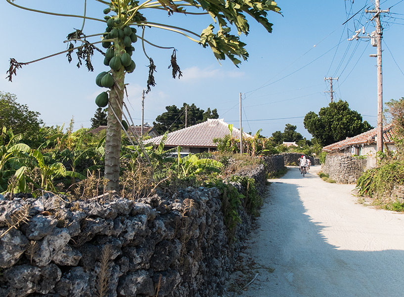 à vélo dans les rues de sable de Taketomi-jima, Okinawa