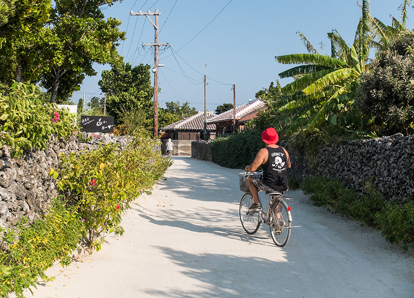 à vélo dans les rues de sable de Taketomi-jima, Okinawa