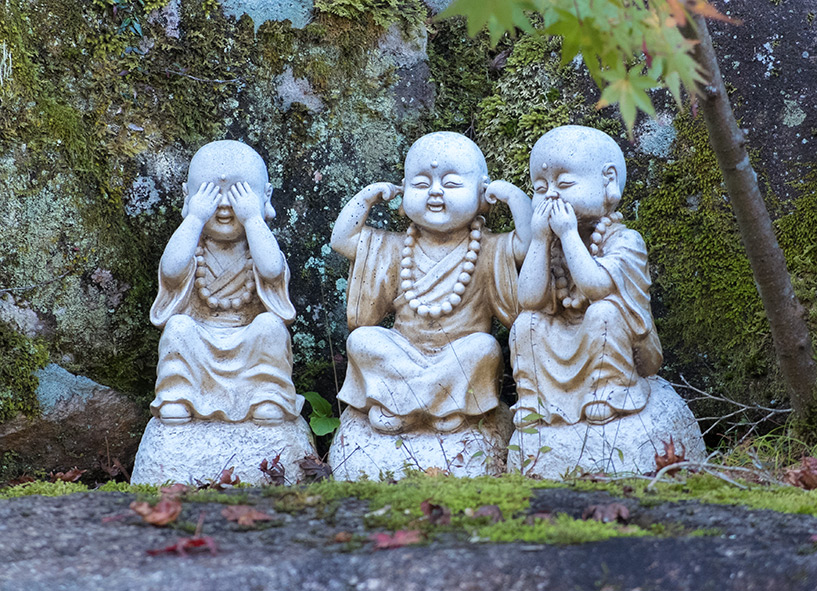 3 statues Miyajima
