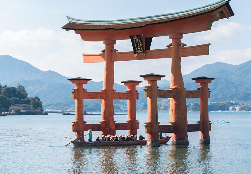 bateau passant sous le torii de Miyajima