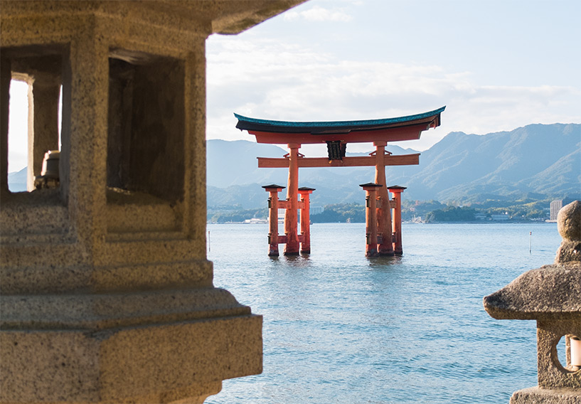 torii et lanterne, Miyajima