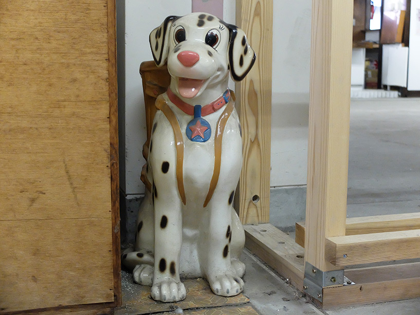 Vieux bibelot chien en porcelaine
