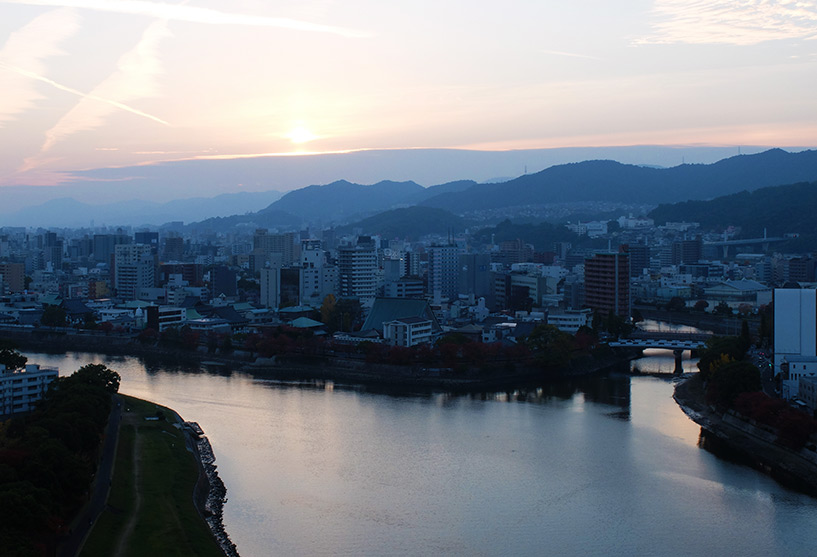 Coucher de soleil sur les rivières d'Hiroshima