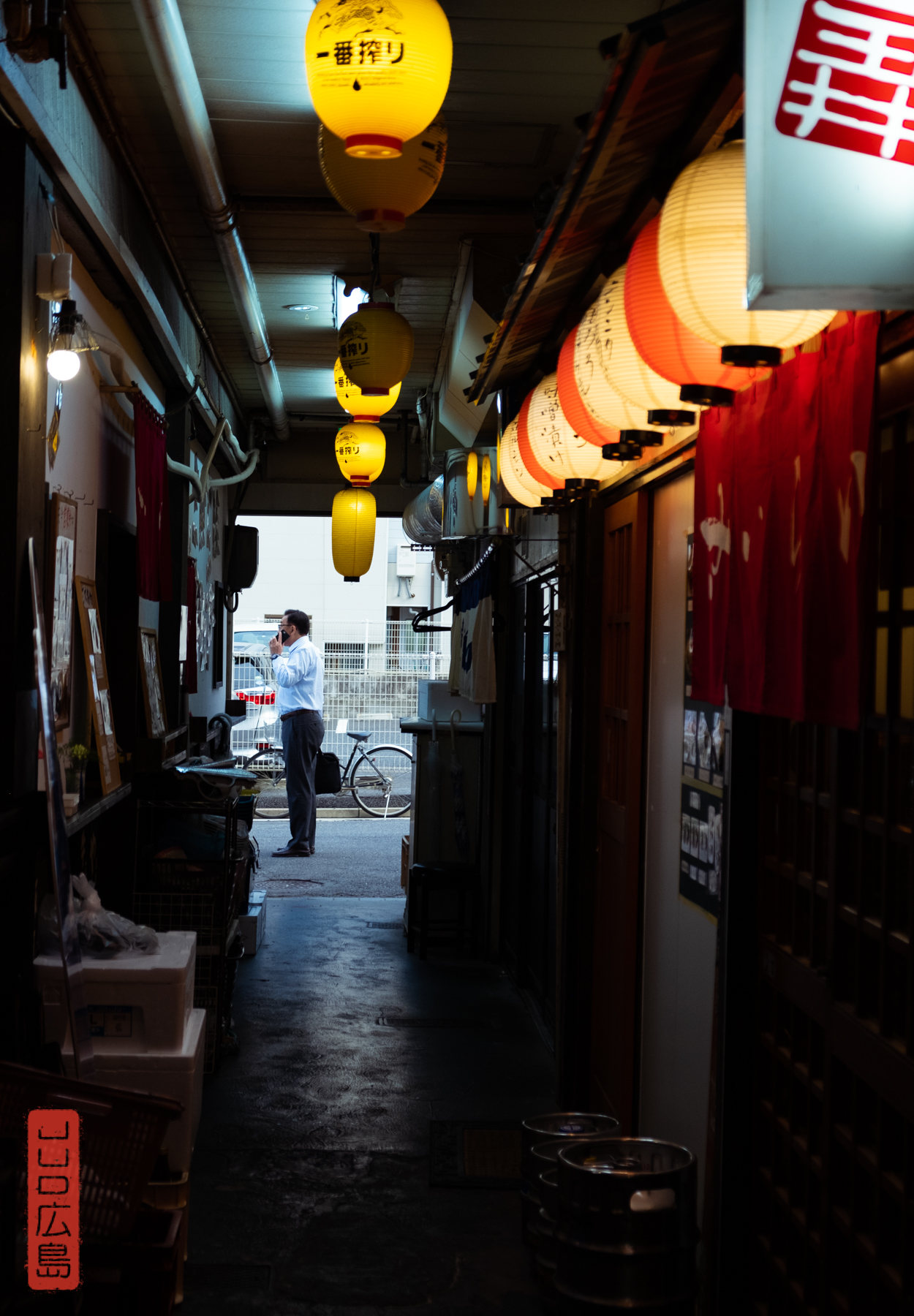 Un salaryman au téléphone - Hiroshima Enkobashi yokocho