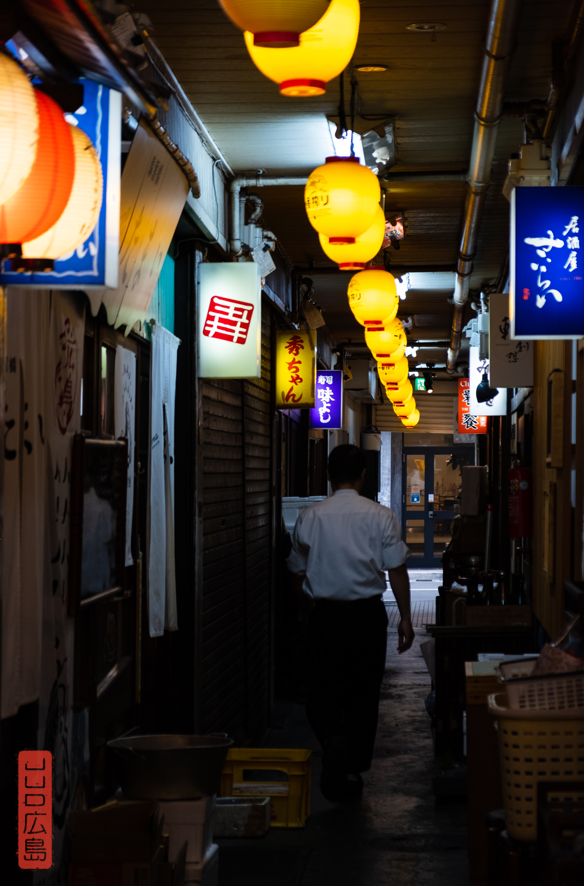 Un salaryman dans une yokocho - Hiroshima Enkobashi 