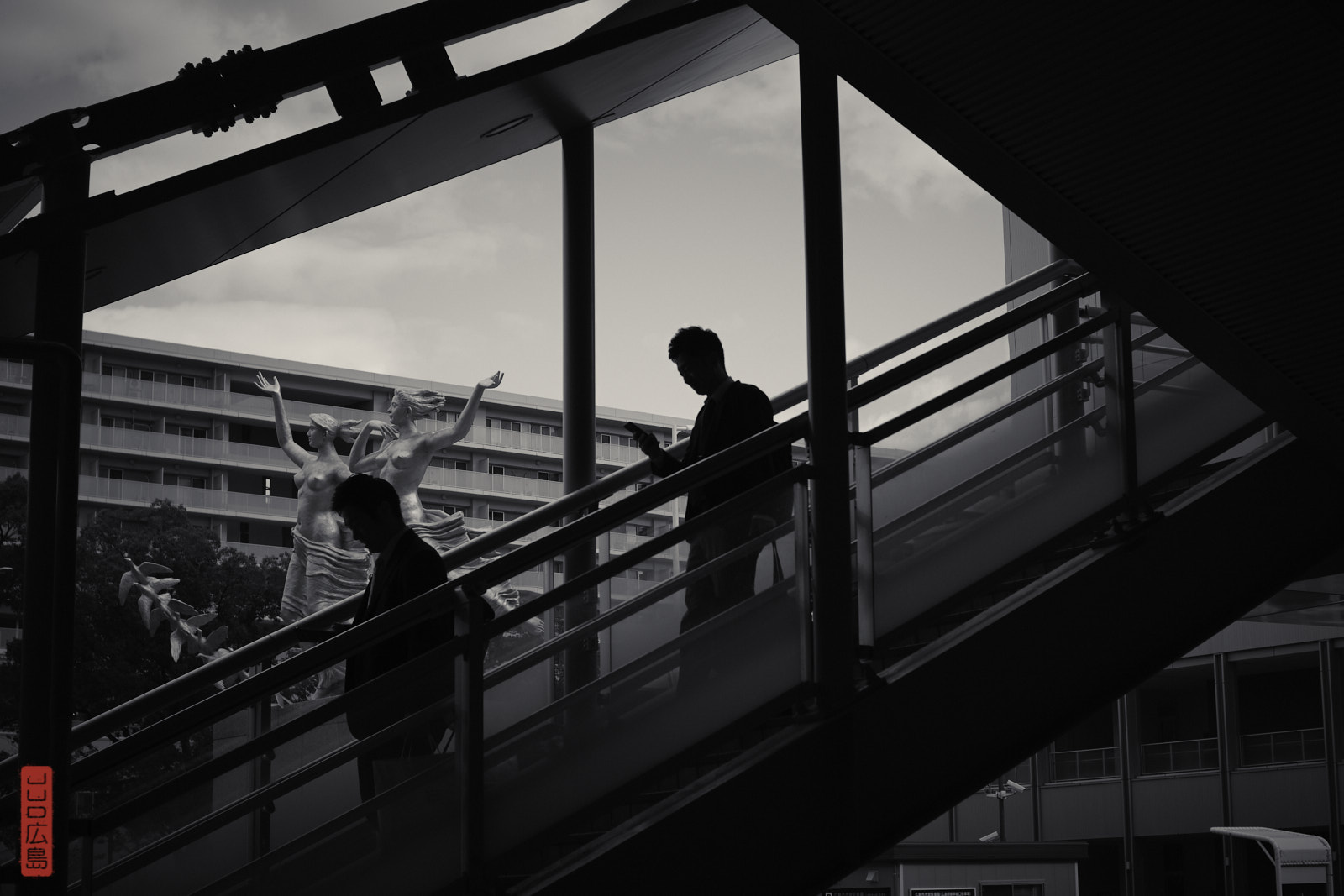 Gare d'Hiroshima, sortie Nord, silhouettes