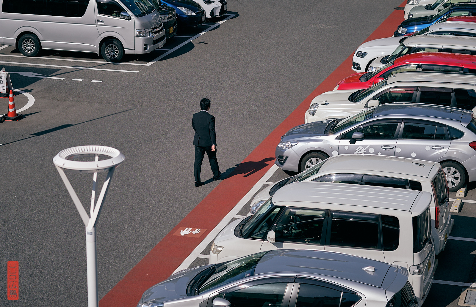 Homme marchant seul sur le parking de la gare d'Hiroshima