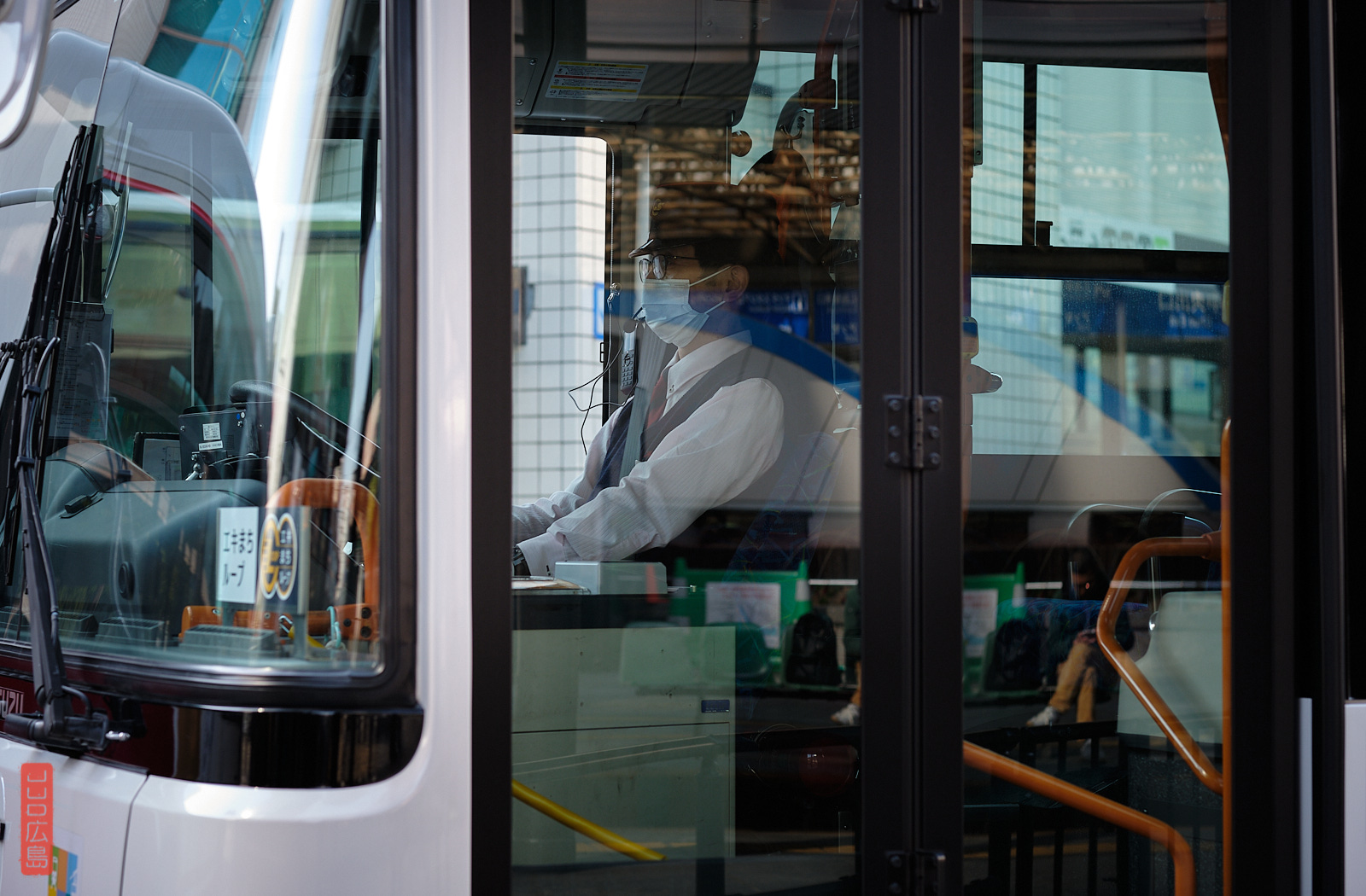 Chauffeur de bus portant un masque, Japon