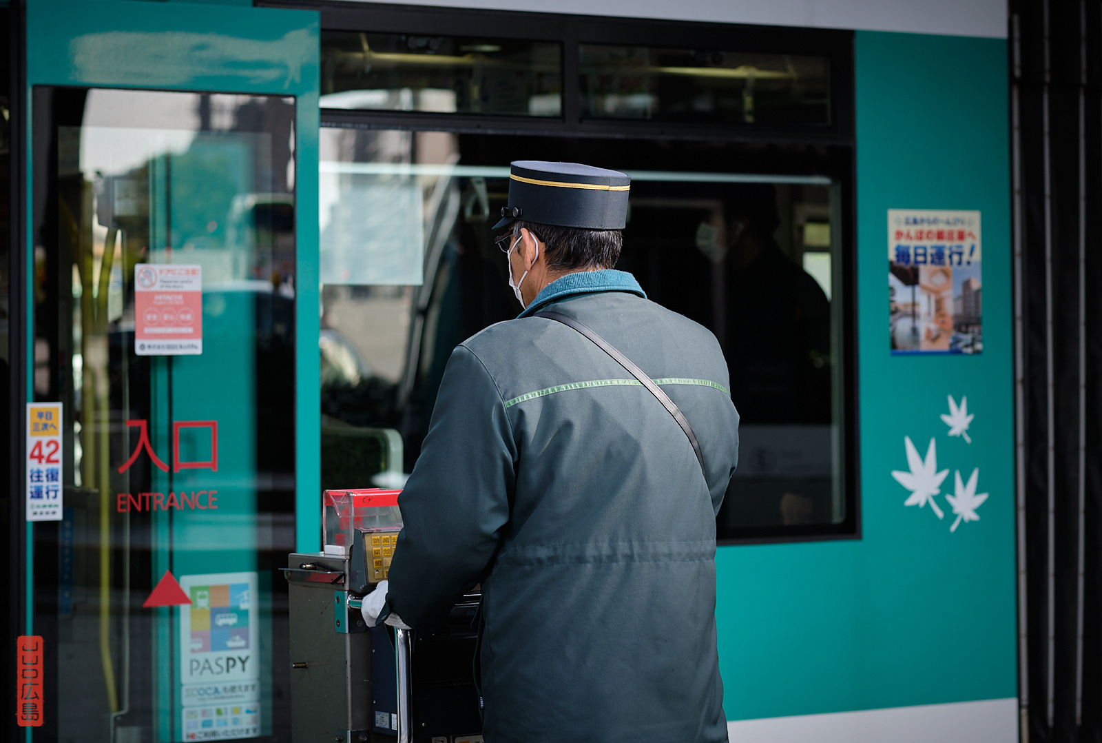 Personnel de quai, gare des tramways d'Hiroshima