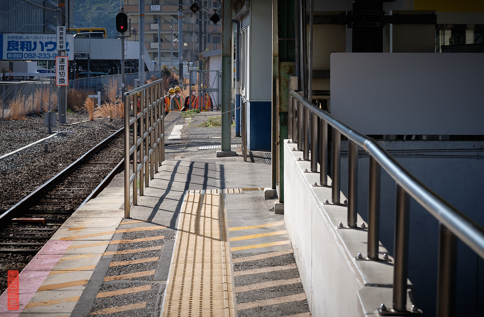 Quais et rails de la gare de Yokogawa