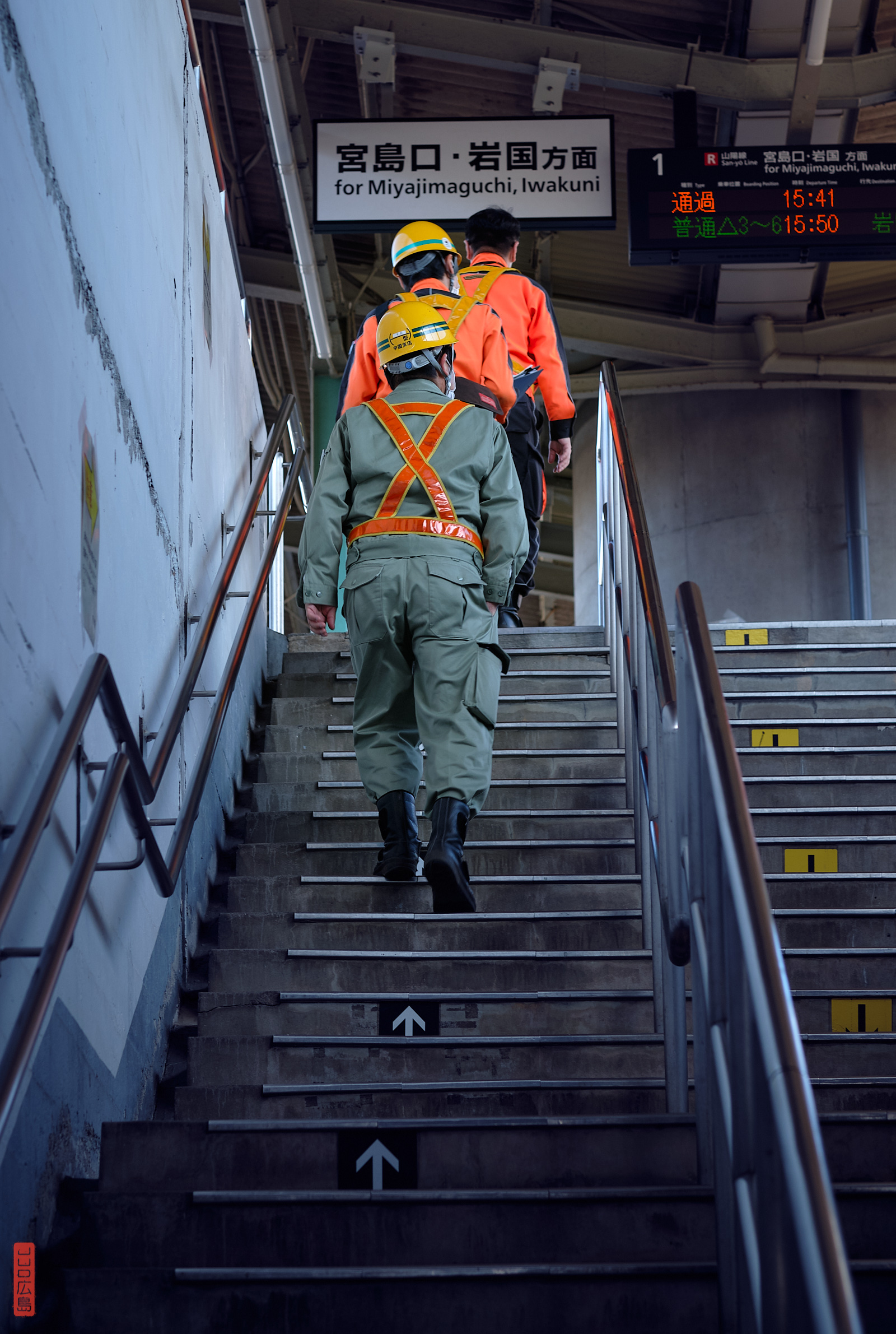 Travailleurs en uniforme de travail, gare de Yokogawa, Japon
