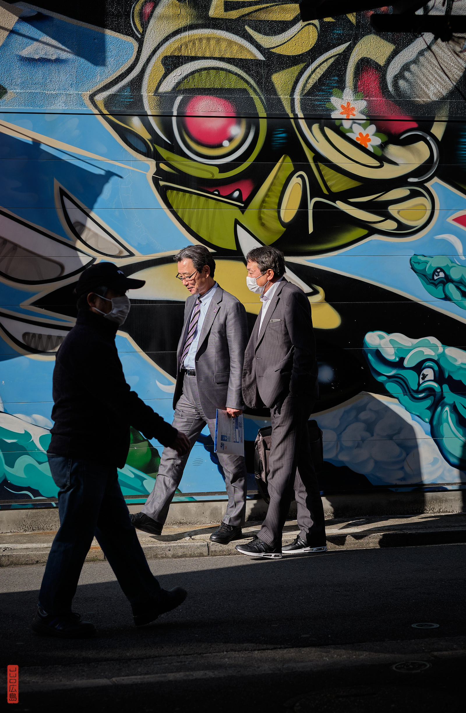 Salarymen dans les rues de Yokogawa, Hiroshima, Japon, pendant le coronavirus
