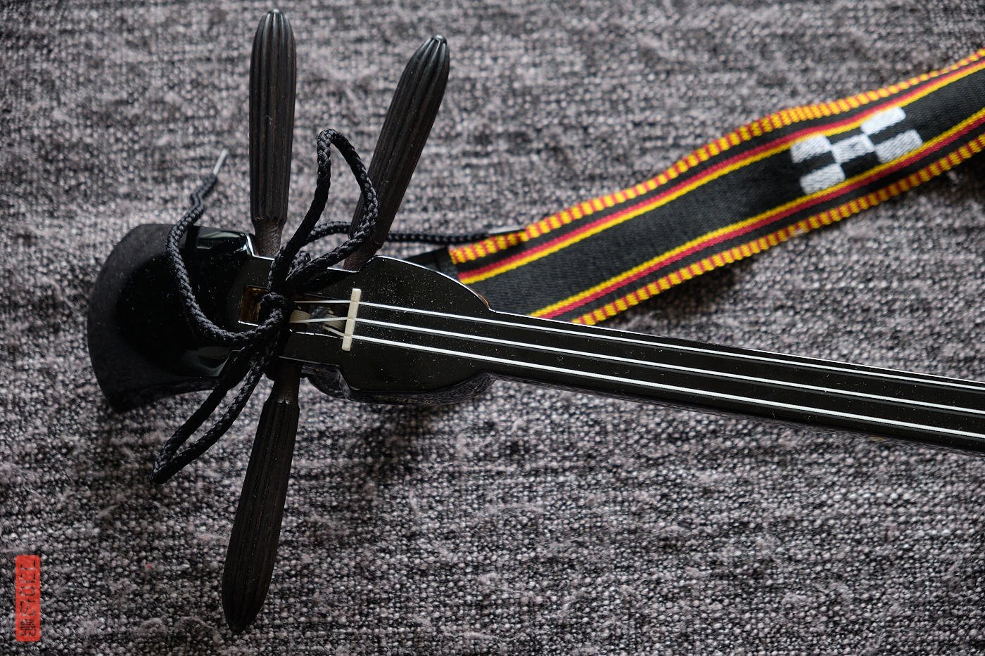 Les chevilles (カラクイ karakui) du sanshin